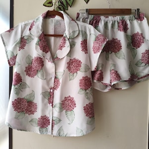 Neue Hortensien PJs - Pj Sets mit gekerbtem Kragen im blühendem Hortensien Muster - Brautjungfern Pjs Bild 20