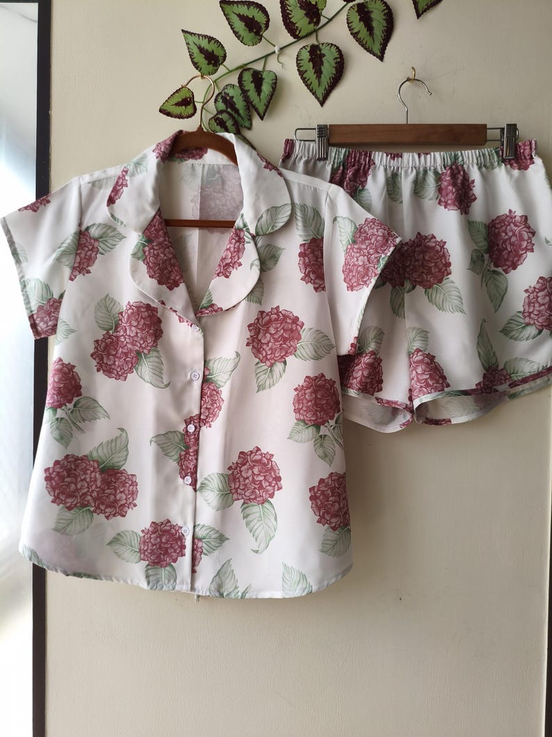Neue Hortensien PJs - Pj Sets mit gekerbtem Kragen im blühendem Hortensien Muster - Brautjungfern Pjs Bild 20