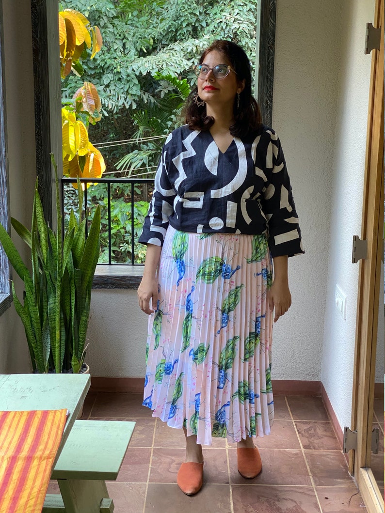 Pleated Women Skirts Comes in all sizes Peacock/'s Plume Pleated Skirt with Contrast Black Playful Shapes Top Ensemble