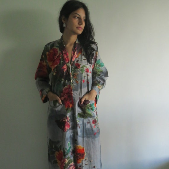 Bata gris grande floral con botones en la parte delantera Caftan de enfermeria para estar en casa Bata de preparacion Batas de damas de honor Regalos Etsy Mexico