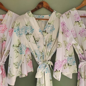 Premium New Hydrangea Robes - Brautjungfern, die sich auf Roben in Blooming Hortensien-Mustern - Softest Rayon vorbereiten