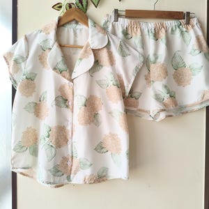 Neue Hortensien PJs - Pj Sets mit gekerbtem Kragen im blühendem Hortensien Muster - Brautjungfern Pjs Bild 6