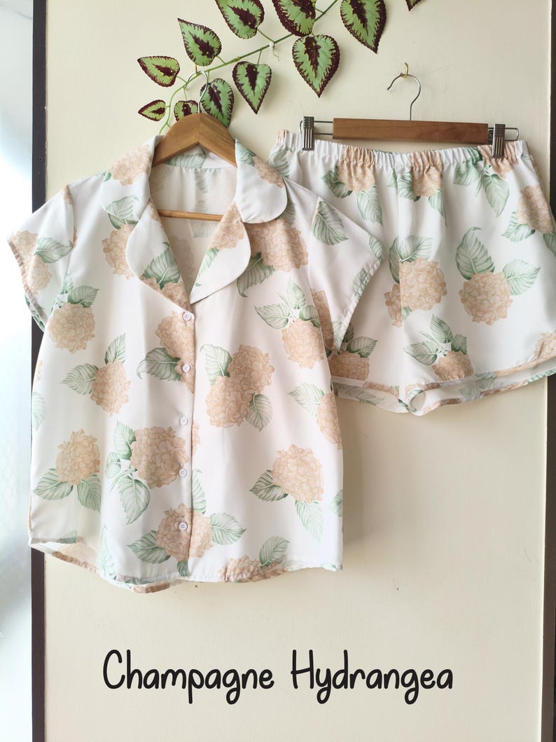 Neue Hortensien PJs - Pj Sets mit gekerbtem Kragen im blühendem Hortensien Muster - Brautjungfern Pjs Bild 6