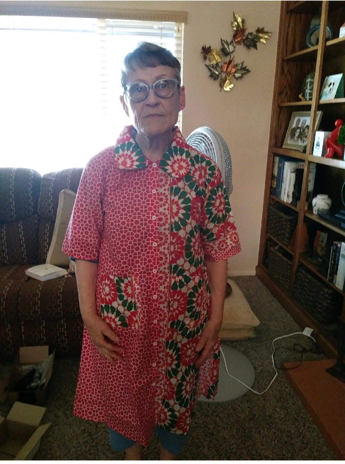 Bata de casa con cuello y botones en la parte delantera para