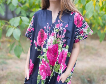 Estilo Sunshine Kaftan en gran patrón fucsia floral flor en color negro / Boho Caftan, perfecto para ropa de salón, cubierta de playa