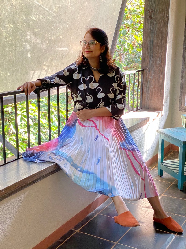 Comes in all sizes Abstract Indigo Hills Pleated Skirt with Contrast Black Humming Swans Top Ensemble Pleated Women Skirts
