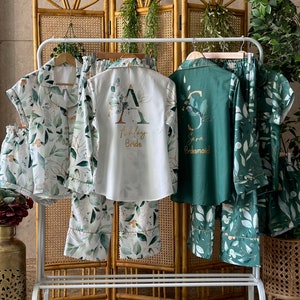 Pijama de dama de honor de diseño doble en verde y dorado: parte delantera con temática de boda y parte trasera con iniciales florales personalizadas / Rayón muy suave