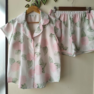 Neue Hortensien PJs - Pj Sets mit gekerbtem Kragen im blühendem Hortensien Muster - Brautjungfern Pjs Bild 10