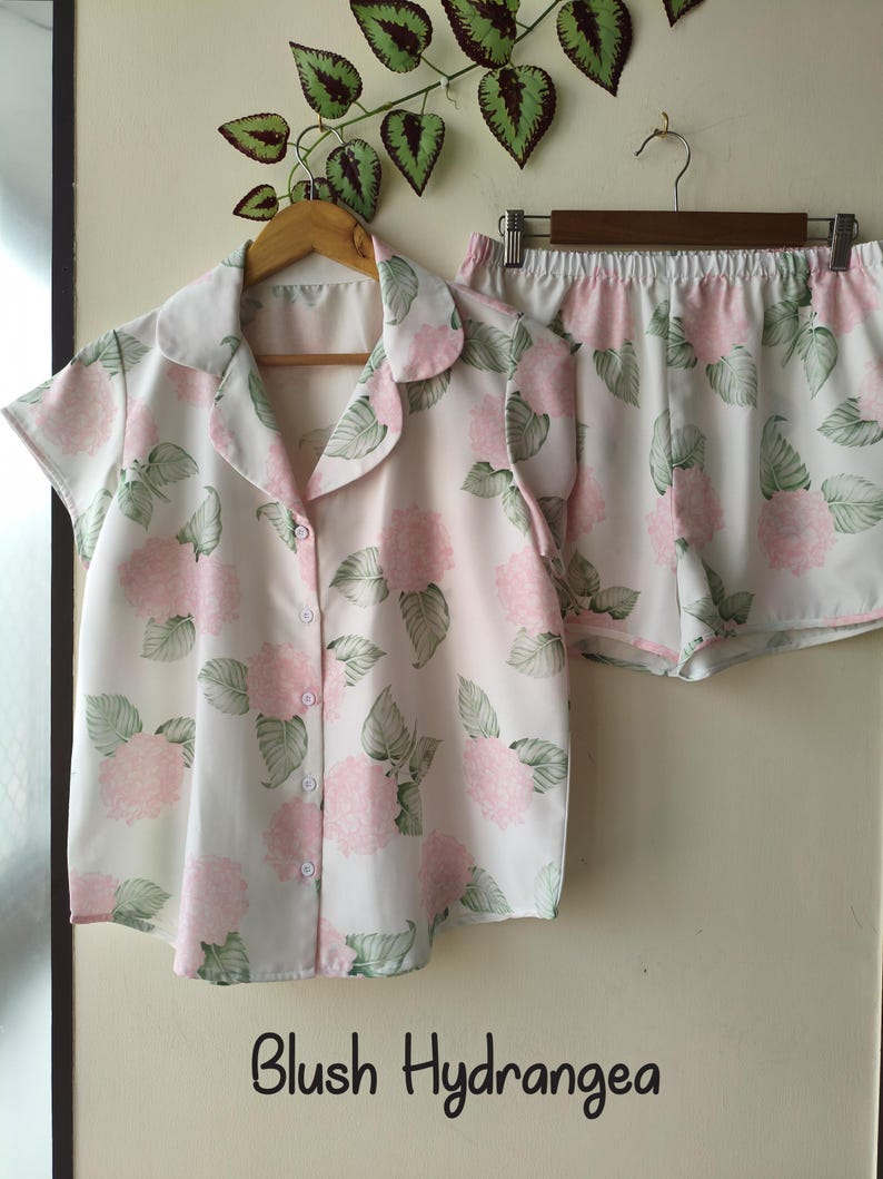 Neue Hortensien PJs - Pj Sets mit gekerbtem Kragen im blühendem Hortensien Muster - Brautjungfern Pjs Bild 10