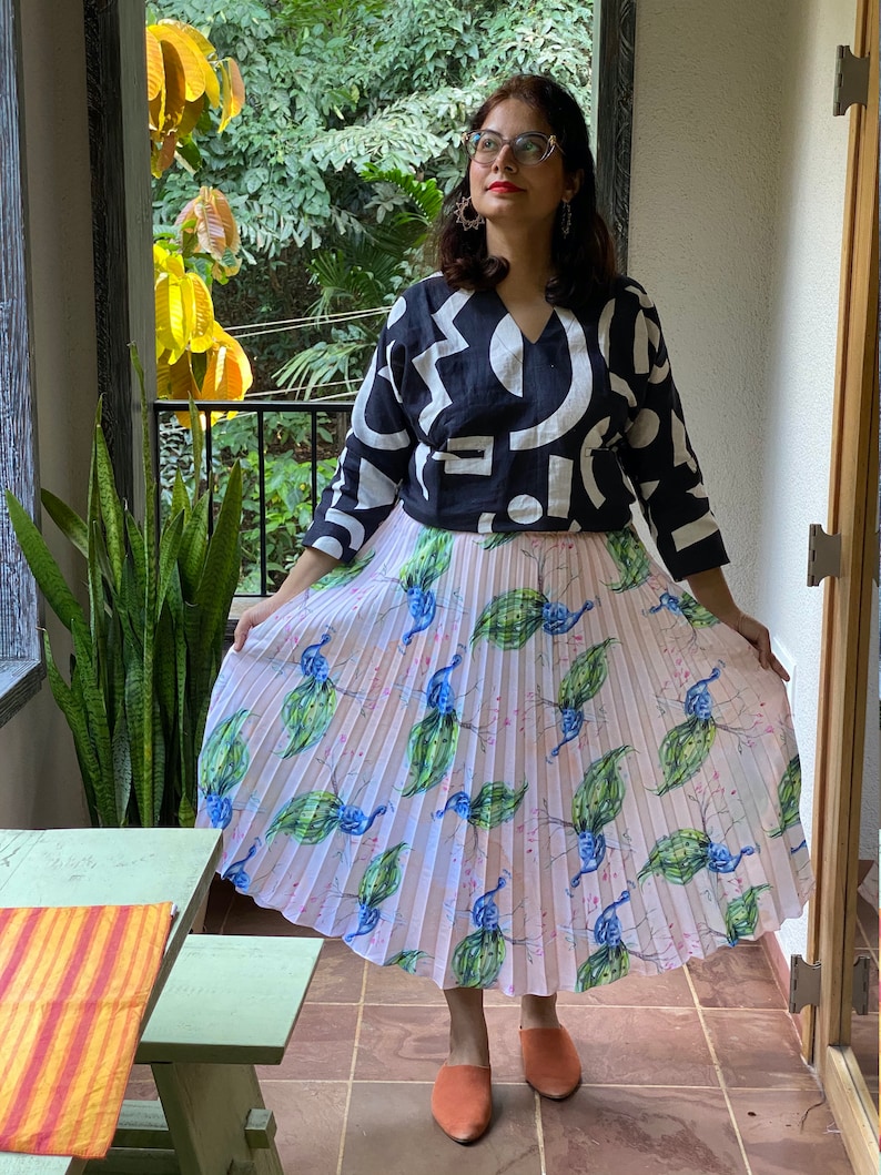 Pleated Women Skirts Comes in all sizes Peacock/'s Plume Pleated Skirt with Contrast Black Playful Shapes Top Ensemble