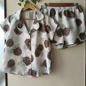 Neue Hortensien PJs - Pj Sets mit gekerbtem Kragen im blühendem Hortensien Muster - Brautjungfern Pjs Bild 9