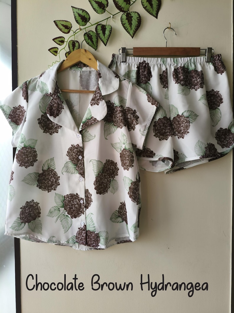 Neue Hortensien PJs - Pj Sets mit gekerbtem Kragen im blühendem Hortensien Muster - Brautjungfern Pjs Bild 9