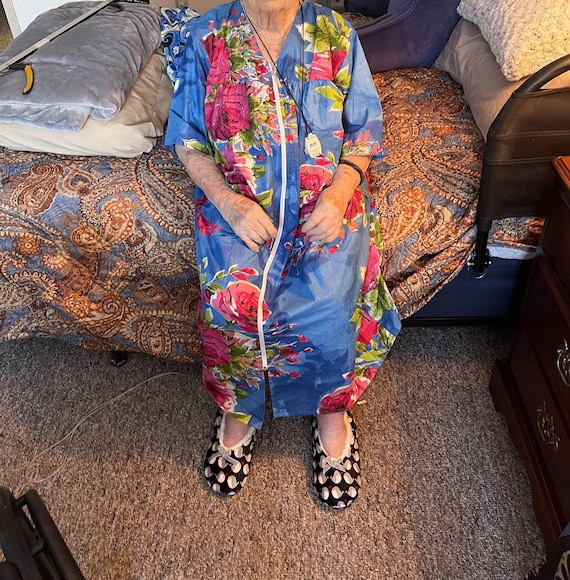 Vestaglia per Anziani con Zip sul Davanti Fantasia Fiori Fucsia