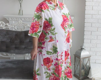 Robe de chambre blanche à col boutonné pour personnes âgées