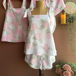 Pijamas de hortensias de colores opuestos - Nuevos colores de hortensias: rubor, malva y más - Conjuntos de pijama estilo camiseta sin mangas con nudo y estampado de hortensias florecientes