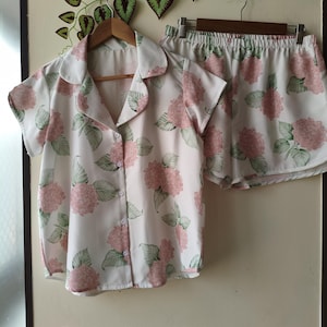 Neue Hortensien PJs - Pj Sets mit gekerbtem Kragen im blühendem Hortensien Muster - Brautjungfern Pjs Bild 12