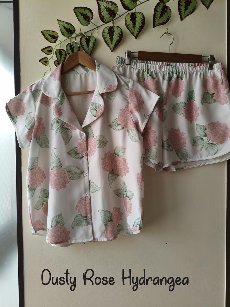 Neue Hortensien PJs - Pj Sets mit gekerbtem Kragen im blühendem Hortensien Muster - Brautjungfern Pjs Bild 12