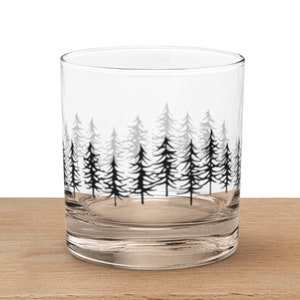 Felsenglas, graviertes Forest Whiskyglas mit Kiefer, Perfekt für Naturliebhaber, rustikale Forest Barware, Geschenk für Outdoorsy Whisky