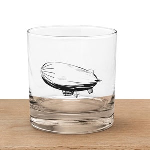 Vintage Luftschiff Whiskyglas, einzigartiges Blimp-Design, Geschenk für Luftfahrt-Enthusiasten, Retro Zeppelin Barware, handgefertigtes Whiskyglas