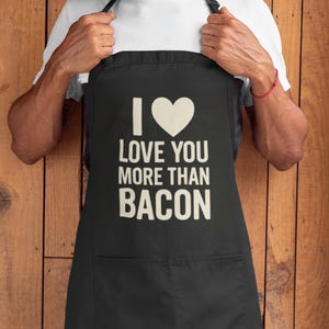 Delantal divertido de tocino. Te amo más que al tocino. Regalo romántico para la cocina.
