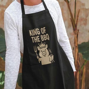 Funny BBQ pig apron – “King of the BBQ” grilling gift for men, backyard chef humor, pitmaster apron