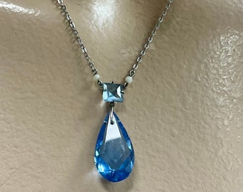 Art  Deco Teardrop Pendant Necklace in  a gorgeous shade of blue glass.