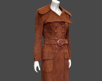 Gabardina con cinturón de ante de principios de la década de 1970, busto de 34/36" y cintura de 28/30".