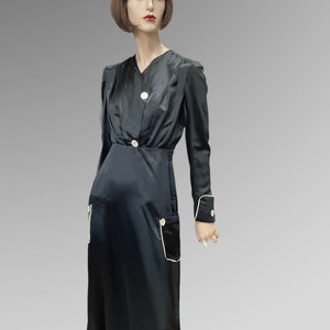 Abito da giorno in raso nero edoardiano, busto 36&quot;, vita 27&quot;.