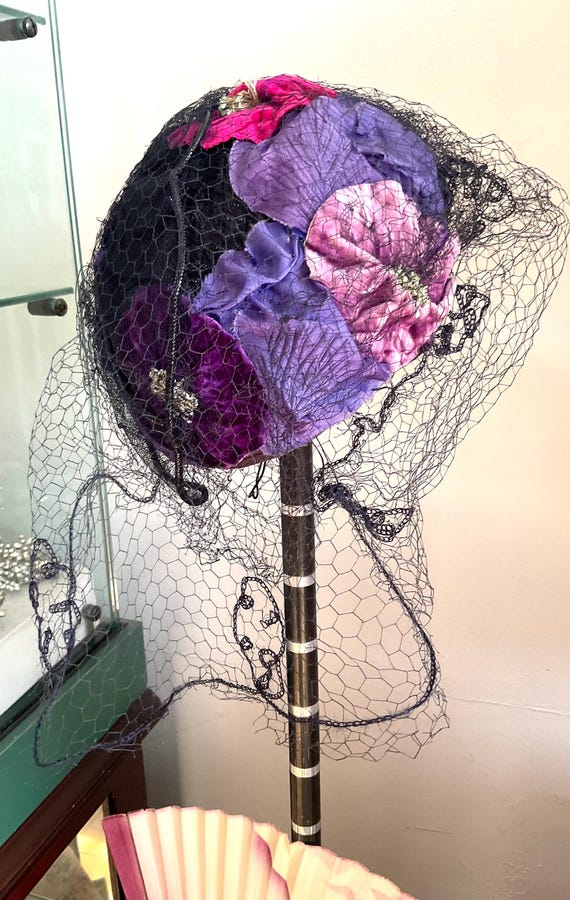 SPLENDID 1950\'s HAT MADE OF MULTICOLORED FABRIC \