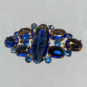 1930’s Art Deco Blue Paste Glass Brooch In Silver Mount