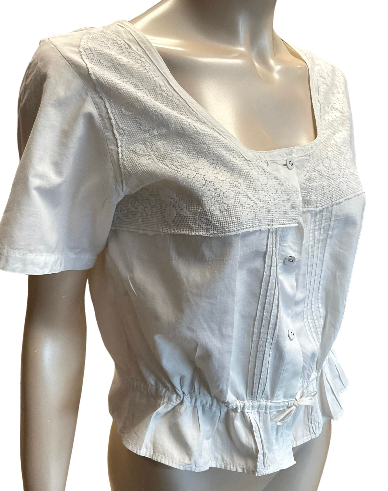 Hello, I made this Edwardian Undergarment Assemble over the last few weeks  and want to share it. The Frilly Drawer have some beautiful hand stitched  Lace Insertions with a matching Corset cover