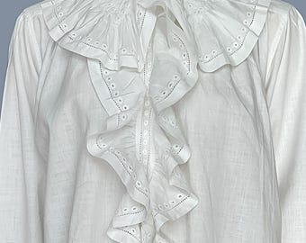 Camisón victoriano antiguo con volantes y jabot, finales del siglo XIX.