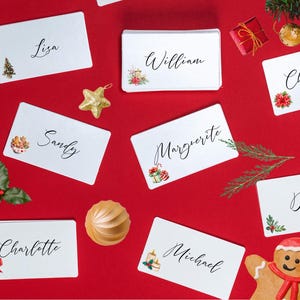 Plantilla editable de tarjetas navideñas minimalistas con nombre, fuente caligráfica, diseños variados, velas, galletas, árbol de Navidad, regalos, tarjetas de lugar