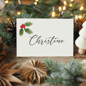 Modello modificabile Biglietti di auguri di Natale minimalisti, font calligrafico con decorazione di foglie verdi di agrifoglio americano e bacche rosse, segnaposto