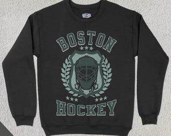 Boston Womens Hockey Crewneck, Frauen Sport Sweatshirt, weibliche Sportbekleidung, Hockey Fan Geschenk, Hockey Liebhaber Bekleidung, Vintage Pullover
