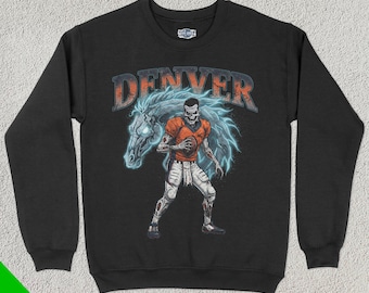 Puede incluir: Sudadera negra con un gráfico de un jugador de fútbol esquelético con un uniforme de los Denver Broncos, con la palabra "DENVER" sobre el jugador.