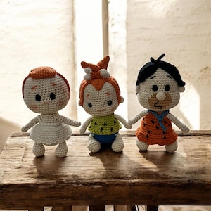 Familia de la Edad de Piedra tejida a crochet a mano: decoración inspirada en Los Picapiedra