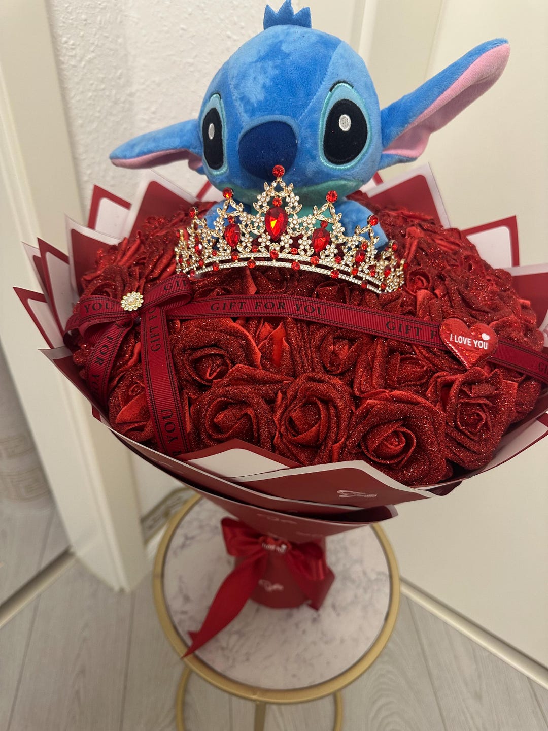 Ramo de rosas eternas de peluche de Stitch. Rosas rojas con purpurina ...