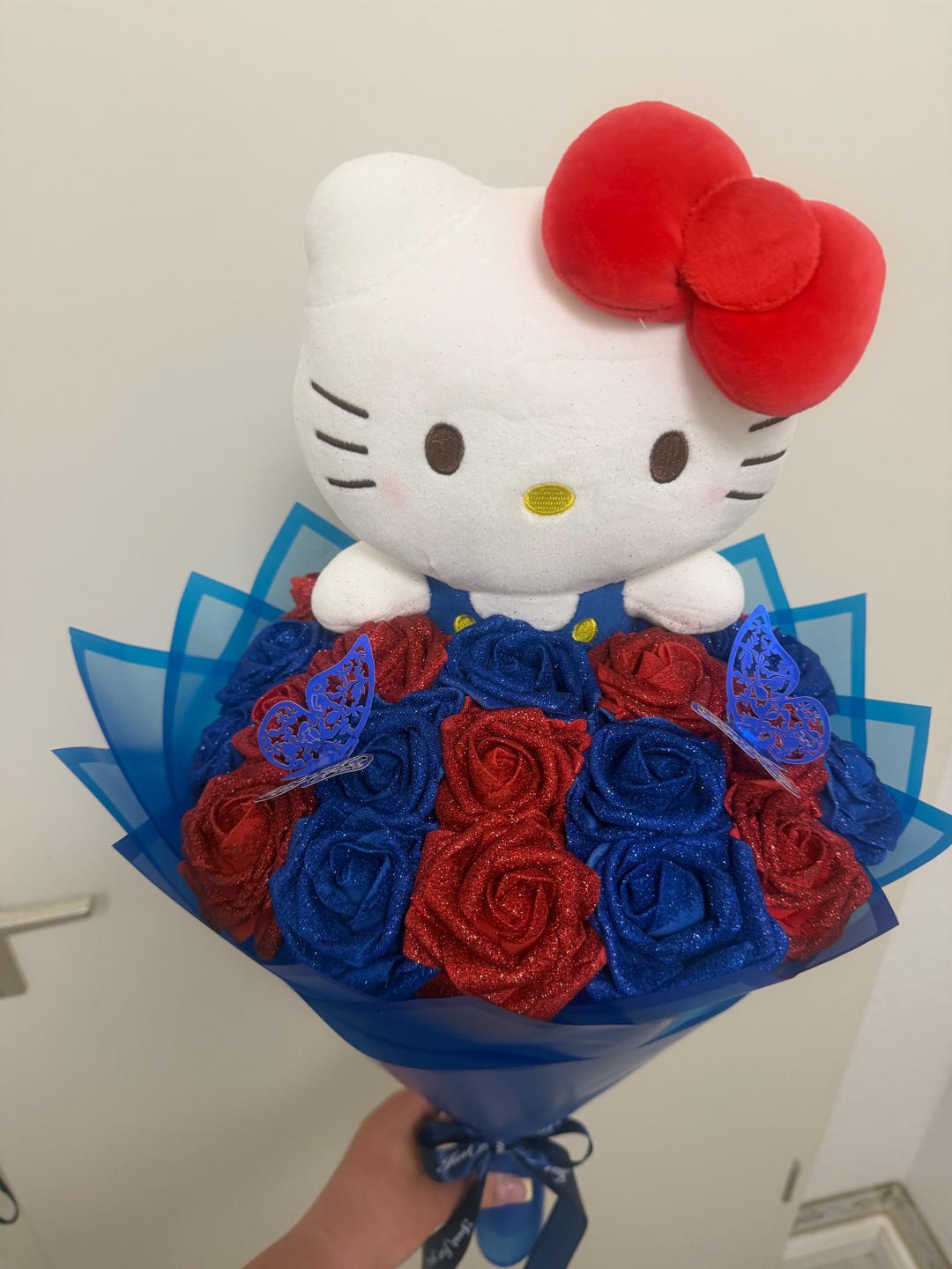 ハローキティ ローズブーケ ブルーレッド – ぬいぐるみとキラキラの 