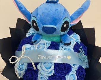 Pluche boeket met eeuwige rozen van Stitch. Rozen met glitter. Een perfect cadeau voor stellen ter gelegenheid van een jubileum, Valentijnsdag of verjaardag.