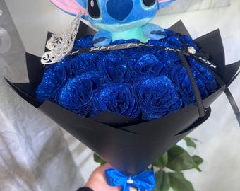 Boeket blauwe rozen met Stitch-knuffel – Cadeauboeket met glitterrozen – Disney-geïnspireerd cadeau – Eeuwigdurend rozenboeket