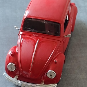 Kultiger roter MAISTO VW Käfer 18 cm lang