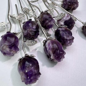 AAGrade Ametistroskristallsnideri med metallblad på stativ