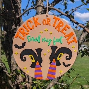 Süßes oder Saures, rieche an meinen Füßen Halloween-Zeichen | Hängende Wohnkultur | Sofort versandfertig