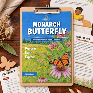 Puede incluir: Una hoja de actividades educativas sobre la mariposa monarca en un portapapeles de madera. La portada muestra una ilustración de un prado con una mariposa monarca, el texto Monarch Butterfly, Discover Learn Explore, Stay Curious y crucigramas.