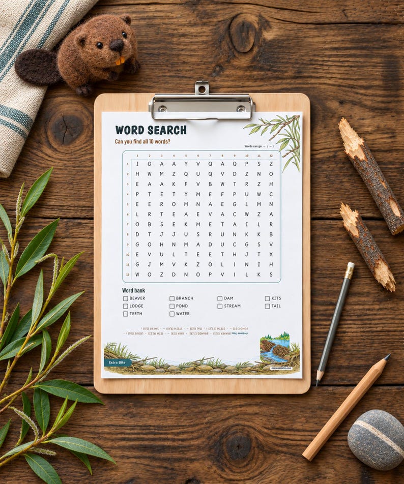 Puede incluir: Una hoja de sopa de letras en un portapapeles de madera con una cuadr&iacute;cula de letras, un banco de palabras como beaver, branch y dam, y una ilustraci&oacute;n de una presa de castor. La hoja incluye el texto WORD SEARCH y Can you find all 10 words?
