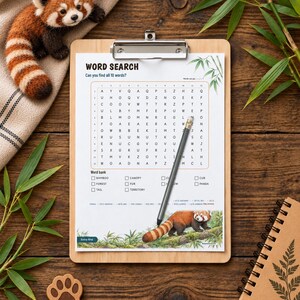 Puede incluir: Una hoja de sopa de letras en un portapapeles de madera con tem&aacute;tica de panda rojo. La p&aacute;gina incluye una cuadr&iacute;cula de letras, un banco de palabras y una ilustraci&oacute;n de un panda rojo. Un l&aacute;piz gris descansa sobre el papel con hojas de bamb&uacute;.