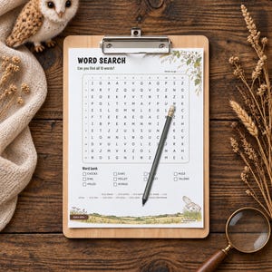 Puede incluir: Una hoja de sopa de letras en un portapapeles de madera con un l&aacute;piz sobre la cuadr&iacute;cula. La hoja presenta el t&iacute;tulo WORD SEARCH, una cuadr&iacute;cula de 12 por 12 letras, un banco de palabras con 10 elementos y una ilustraci&oacute;n de paisaje.
