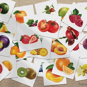 Può includere: Una collezione di carte quadrate con illustrazioni realistiche di vari frutti e verdure, tra cui anguria, fragole, pomodori, lamponi, arance, kiwi, mele, prugne e melograni, disposte in una composizione sovrapposta.