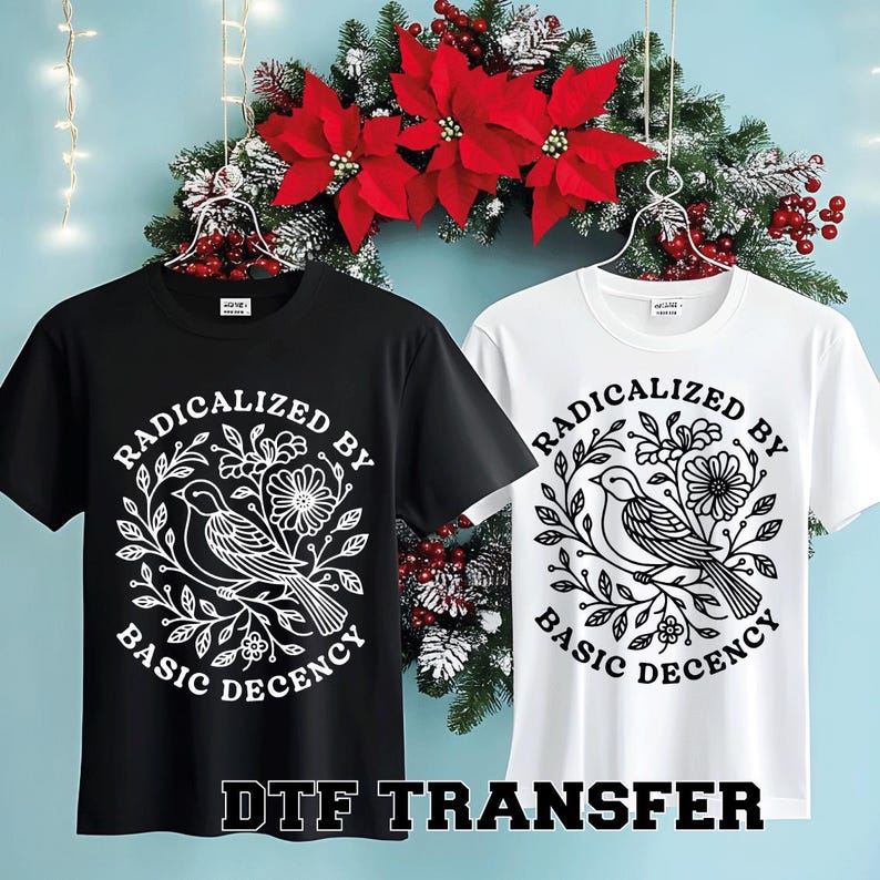 Pu&ograve; includere: Due magliette a maniche corte, una nera e una bianca, ciascuna con una grafica circolare. La grafica presenta un uccello, fiori e il testo "RADICALIZED BY BASIC DECENCY". Il testo "DTF TRANSFER" &egrave; in basso.